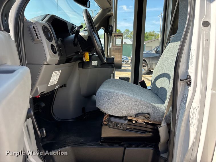 image for item FH7077 2018 Ford E450 shuttle bus