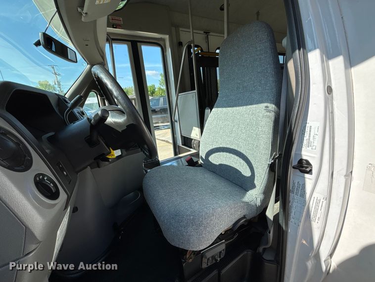 image for item FH7077 2018 Ford E450 shuttle bus