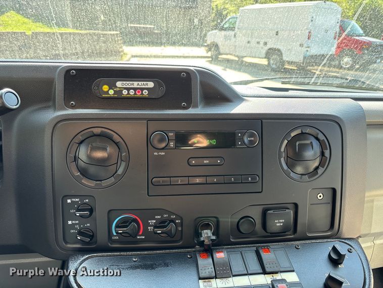 image for item FH7077 2018 Ford E450 shuttle bus