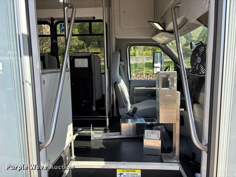 image for item FH7077 2018 Ford E450 shuttle bus