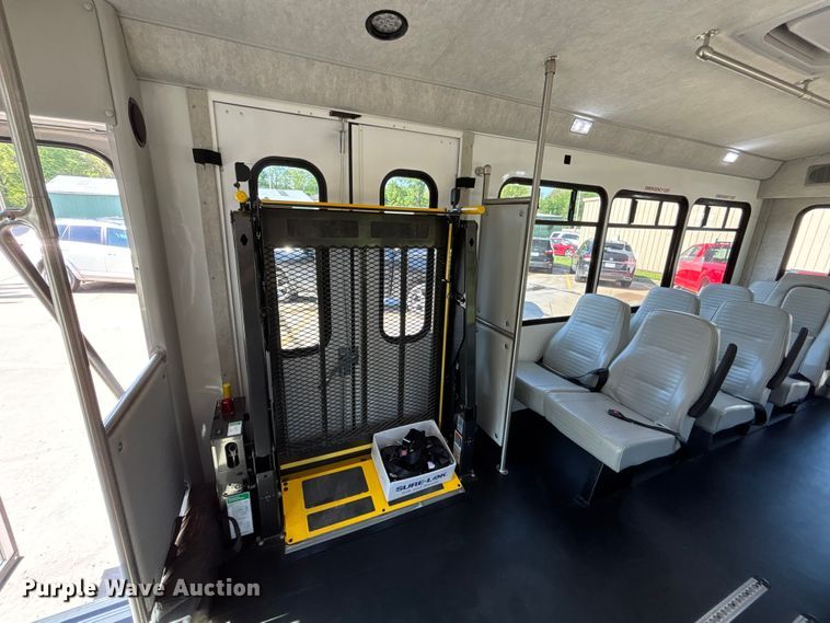 image for item FH7077 2018 Ford E450 shuttle bus