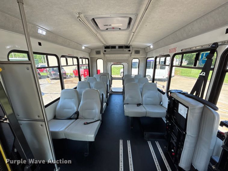 image for item FH7077 2018 Ford E450 shuttle bus