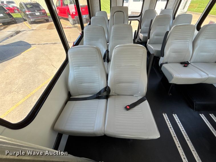 image for item FH7077 2018 Ford E450 shuttle bus