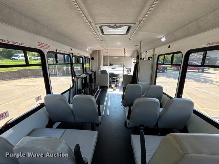 image for item FH7077 2018 Ford E450 shuttle bus