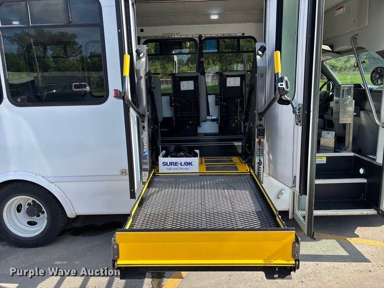 image for item FH7077 2018 Ford E450 shuttle bus