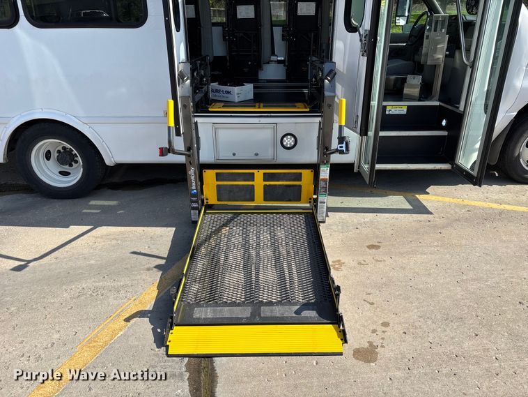 image for item FH7077 2018 Ford E450 shuttle bus
