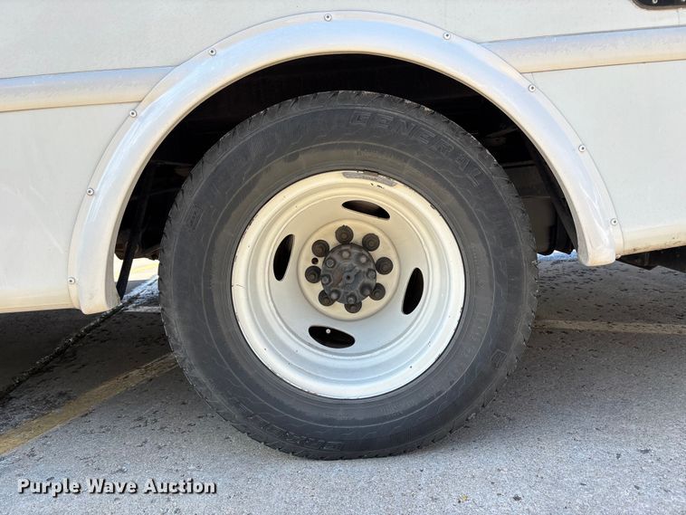 image for item FH7077 2018 Ford E450 shuttle bus