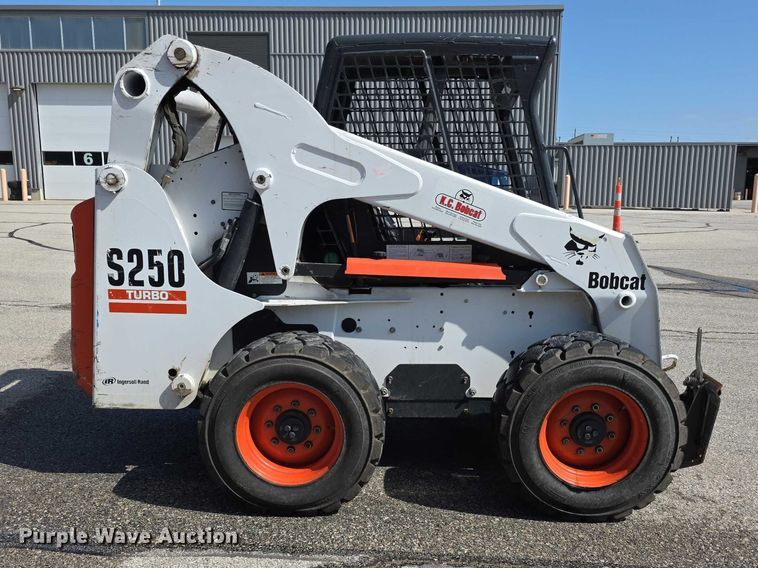 image for item FI0940 2005 Bobcat S250 skid steer loader