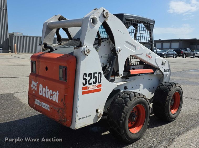 image for item FI0940 2005 Bobcat S250 skid steer loader