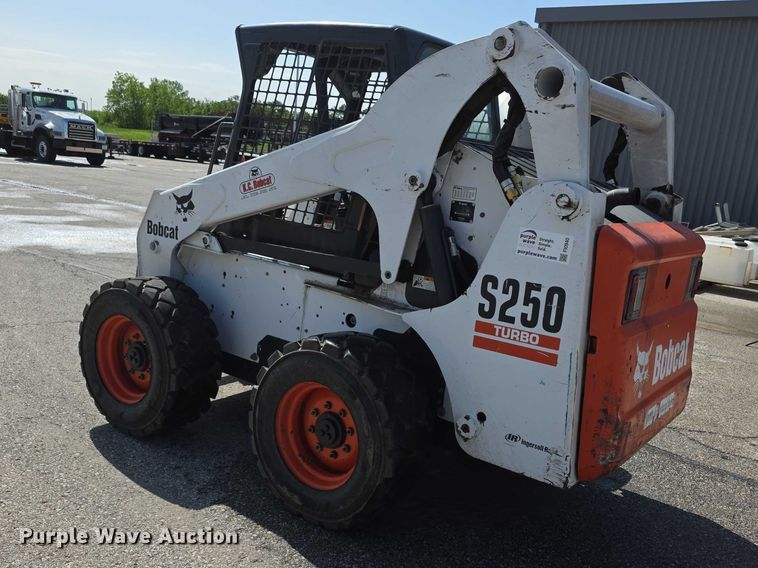 image for item FI0940 2005 Bobcat S250 skid steer loader
