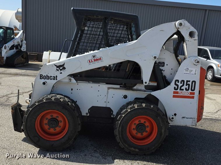 image for item FI0940 2005 Bobcat S250 skid steer loader