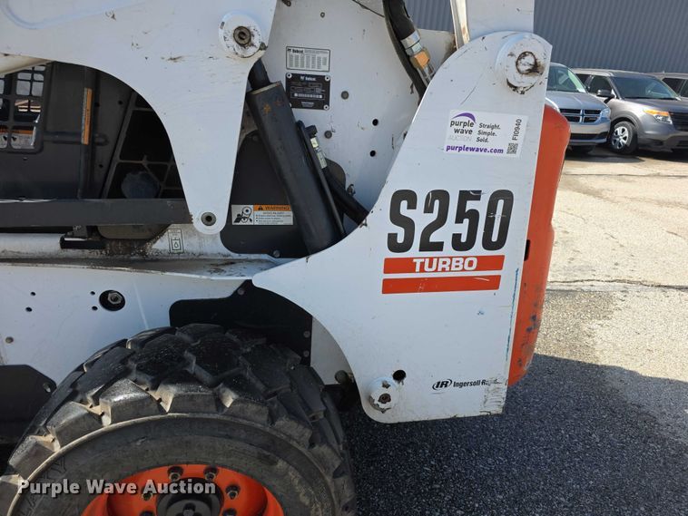 image for item FI0940 2005 Bobcat S250 skid steer loader