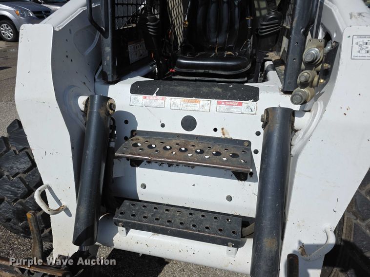 image for item FI0940 2005 Bobcat S250 skid steer loader