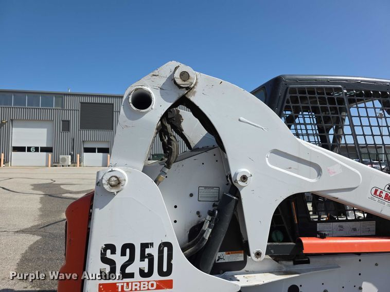 image for item FI0940 2005 Bobcat S250 skid steer loader