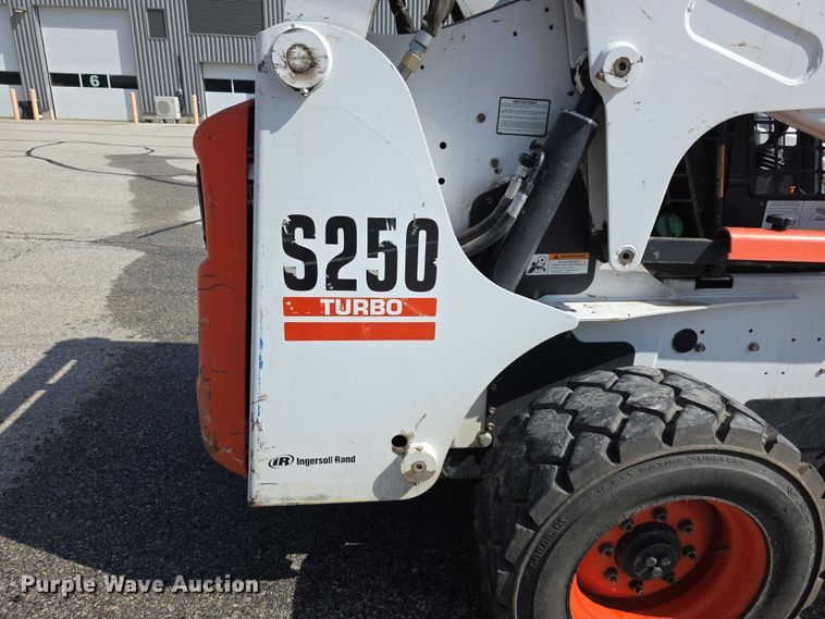 image for item FI0940 2005 Bobcat S250 skid steer loader