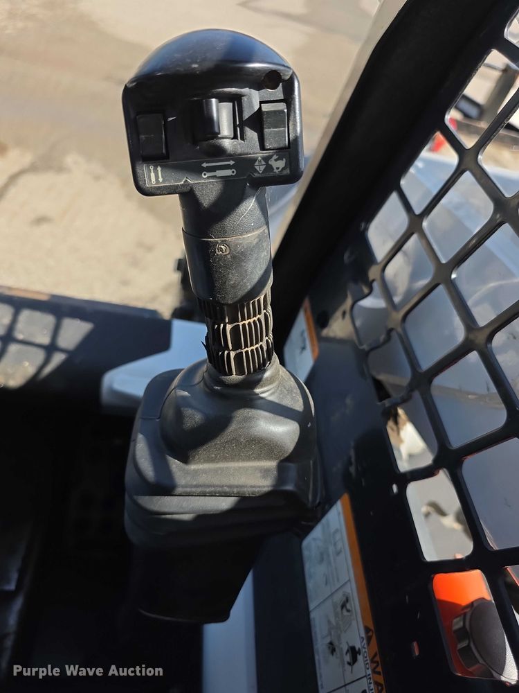 image for item FI0940 2005 Bobcat S250 skid steer loader