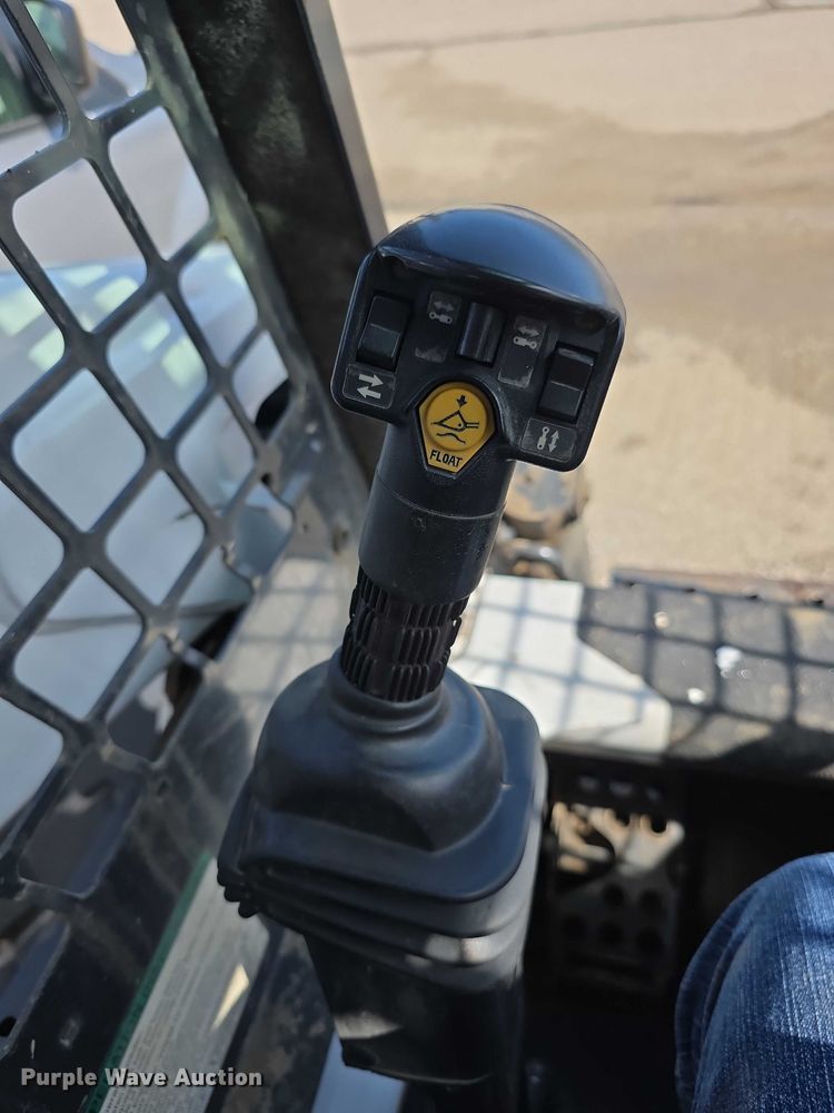 image for item FI0940 2005 Bobcat S250 skid steer loader