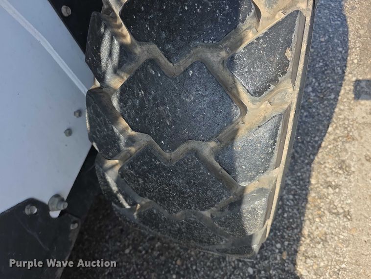 image for item FI0940 2005 Bobcat S250 skid steer loader
