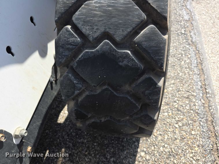 image for item FI0940 2005 Bobcat S250 skid steer loader