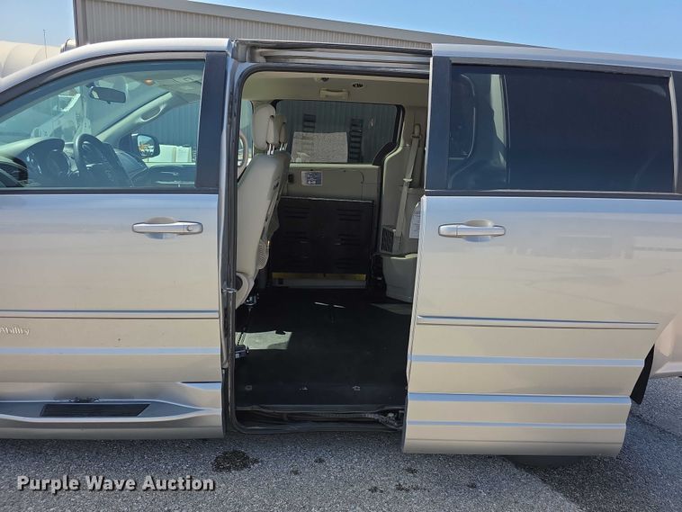 image for item FI0941 2017 Dodge Grand Caravan handicap accessible van