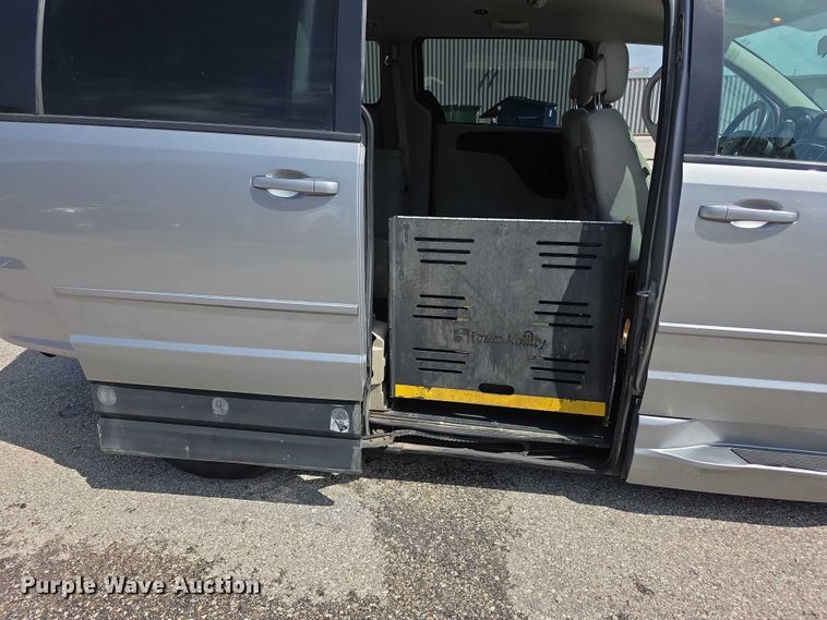 image for item FI0941 2017 Dodge Grand Caravan handicap accessible van