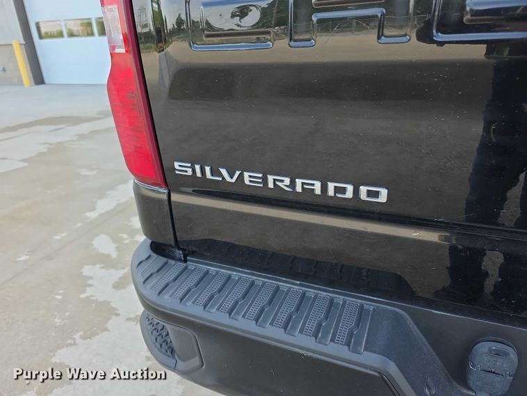 image for item FI0950 2020 Chevy Silverado 1500 Crew Cab pickup truck