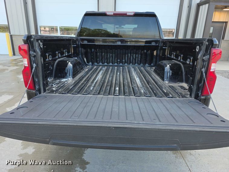 image for item FI0950 2020 Chevy Silverado 1500 Crew Cab pickup truck