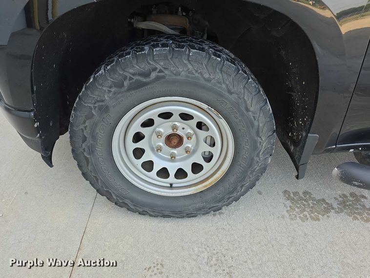 image for item FI0950 2020 Chevy Silverado 1500 Crew Cab pickup truck
