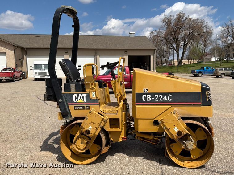 image for item FK0126 Caterpillar CB-2240 combination vibratory roller