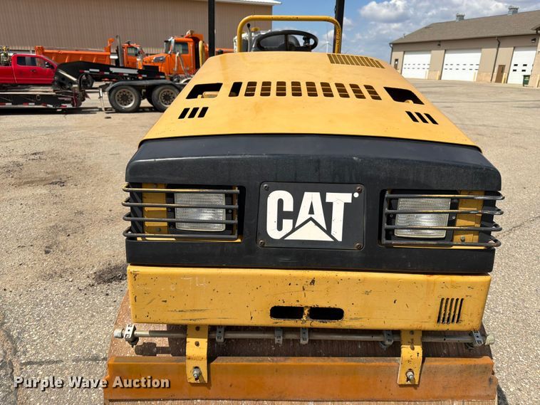 image for item FK0126 Caterpillar CB-2240 combination vibratory roller