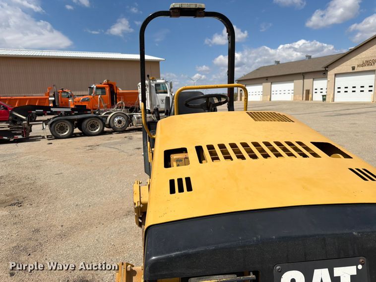 image for item FK0126 Caterpillar CB-2240 combination vibratory roller