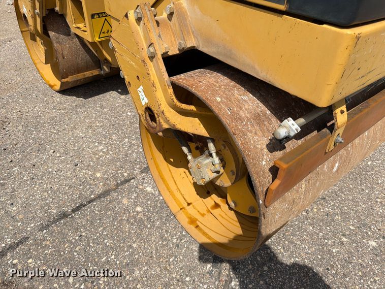 image for item FK0126 Caterpillar CB-2240 combination vibratory roller