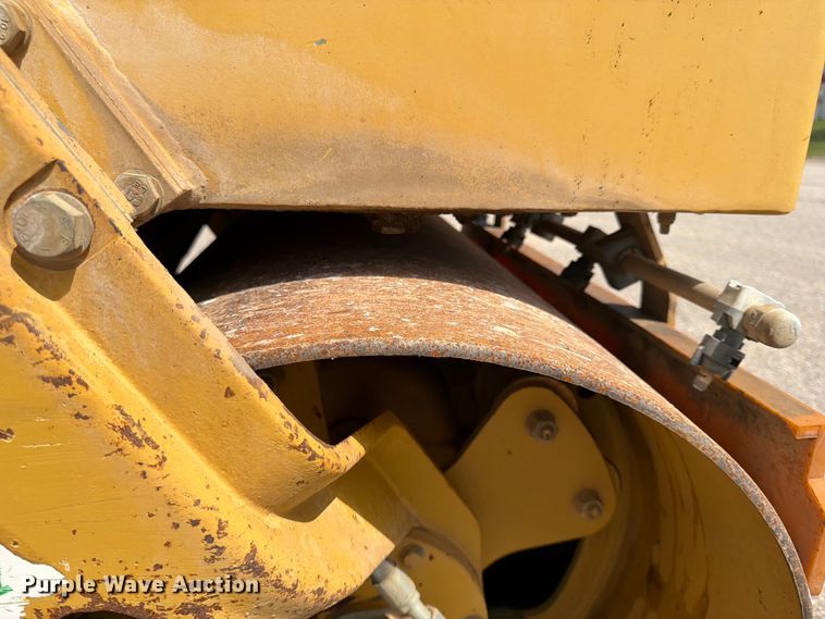 image for item FK0126 Caterpillar CB-2240 combination vibratory roller