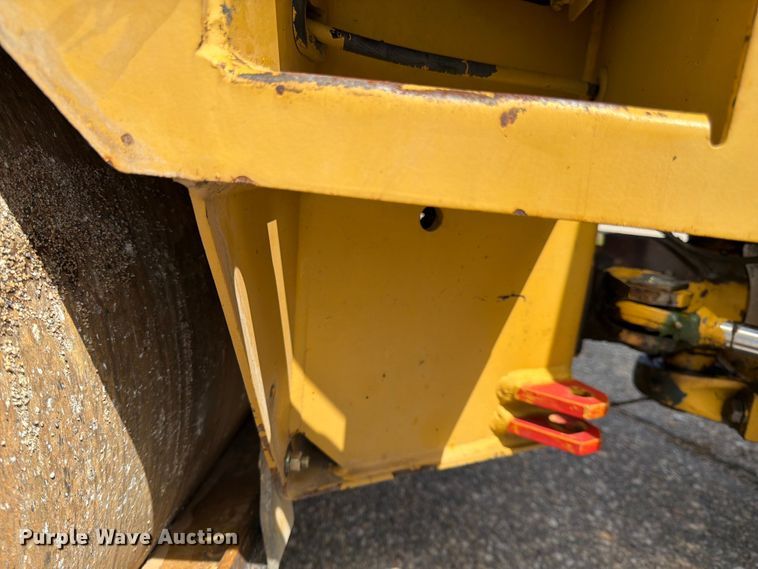 image for item FK0126 Caterpillar CB-2240 combination vibratory roller