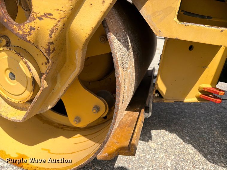 image for item FK0126 Caterpillar CB-2240 combination vibratory roller