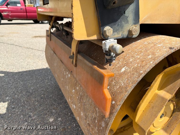 image for item FK0126 Caterpillar CB-2240 combination vibratory roller