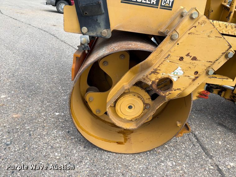 image for item FK0126 Caterpillar CB-2240 combination vibratory roller