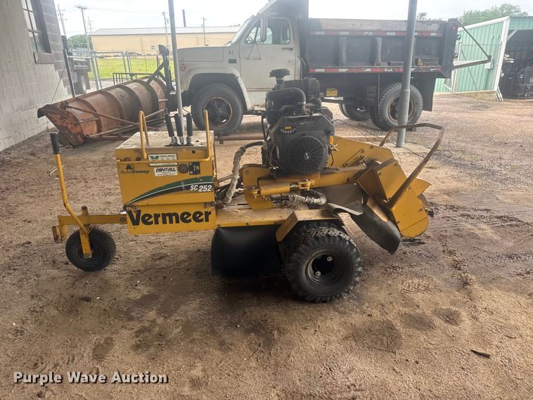 image for item MX9183 2009 Vermeer SC252 stump grinder