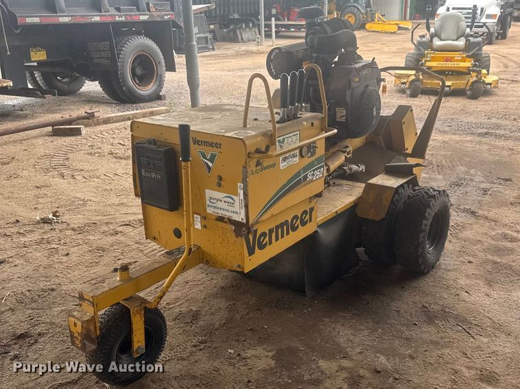 image for item MX9183 2009 Vermeer SC252 stump grinder