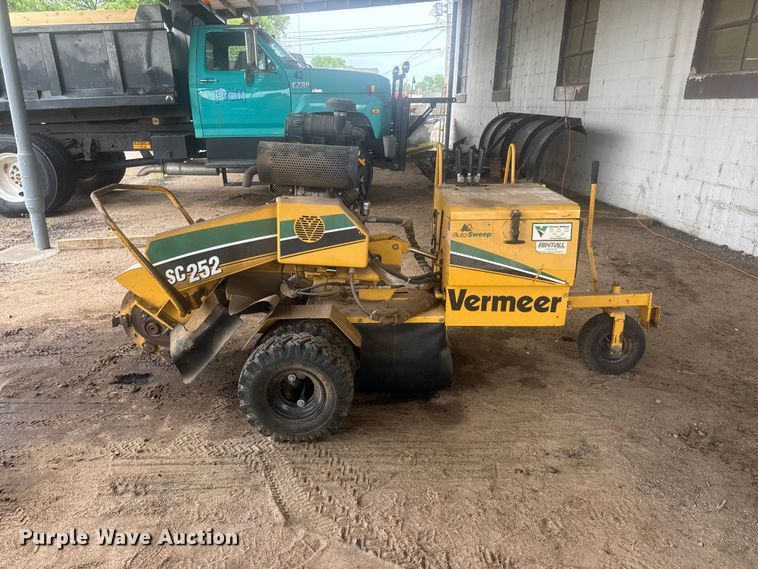 image for item MX9183 2009 Vermeer SC252 stump grinder