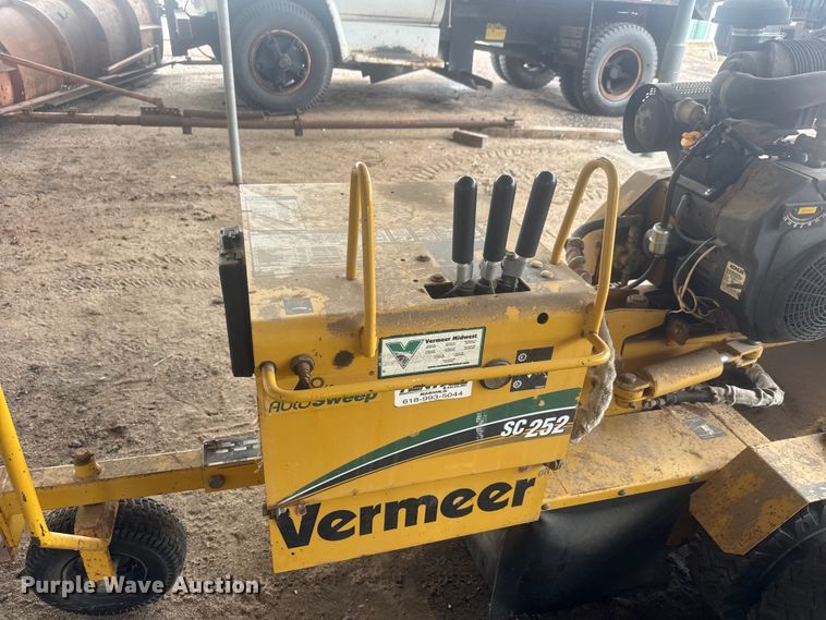 image for item MX9183 2009 Vermeer SC252 stump grinder