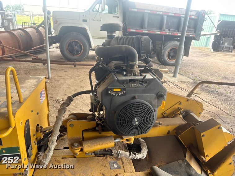 image for item MX9183 2009 Vermeer SC252 stump grinder