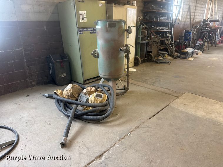 image for item MX9189 Clemco SCW 1648 sand blaster