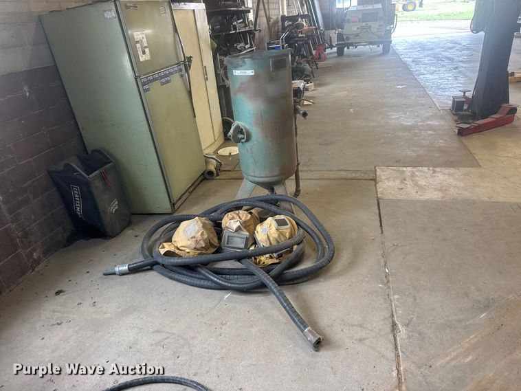 image for item MX9189 Clemco SCW 1648 sand blaster