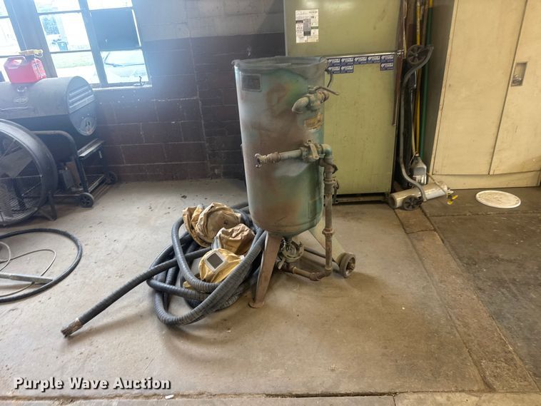 image for item MX9189 Clemco SCW 1648 sand blaster