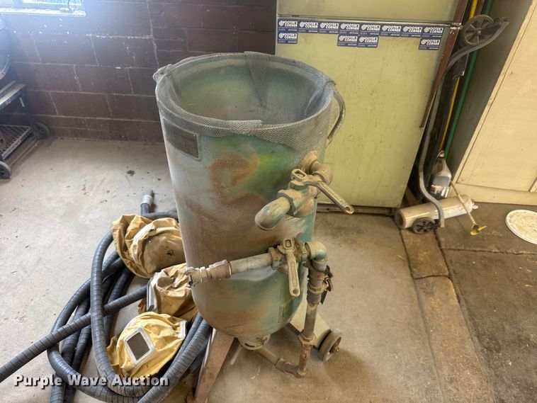 image for item MX9189 Clemco SCW 1648 sand blaster