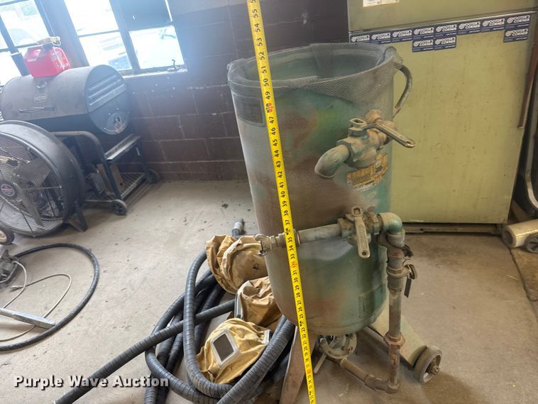 image for item MX9189 Clemco SCW 1648 sand blaster