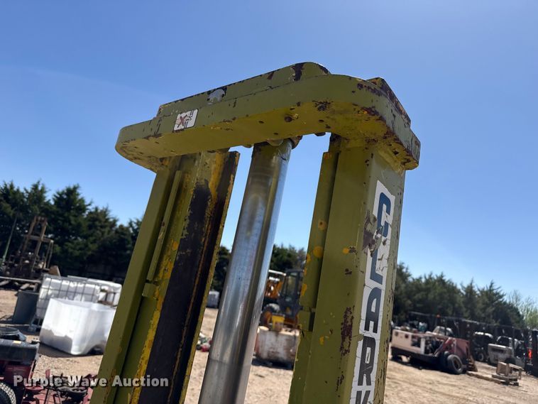 image for item DH1983 Clark forklift
