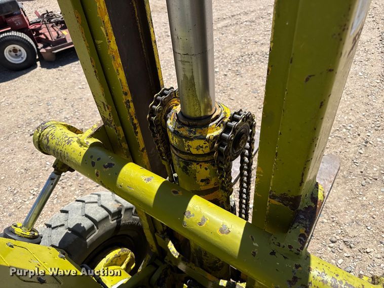 image for item DH1983 Clark forklift