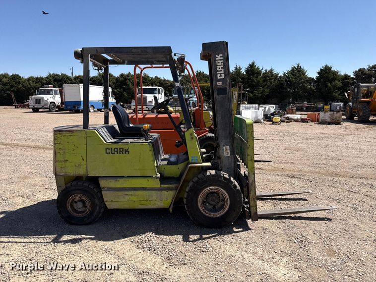 image for item DH1985 Clark GPS25MB forklift